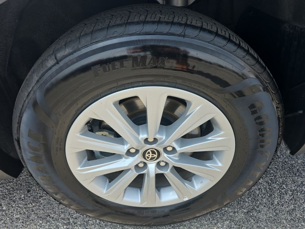 Used 2025 Silver Toyota XLE image 8