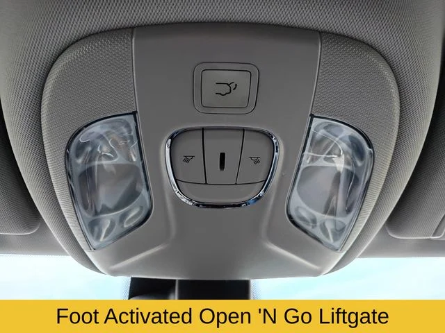 Used 2022 Silver Jeep Latitude image 19
