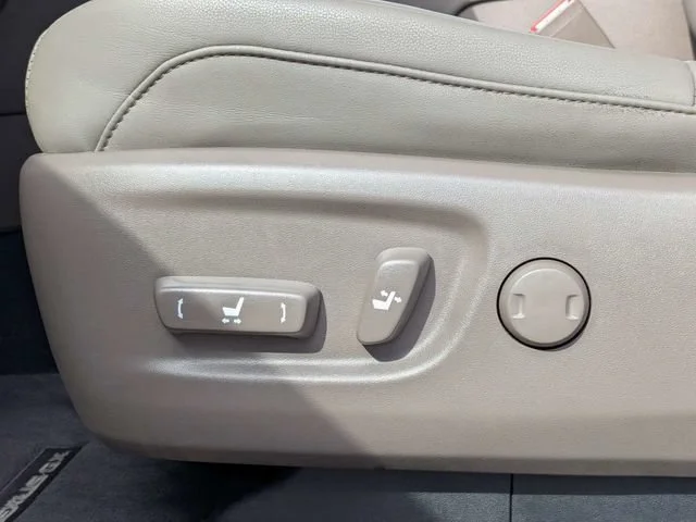Used 2022 Starfire Pearl Lexus GX 460 Premium image 20