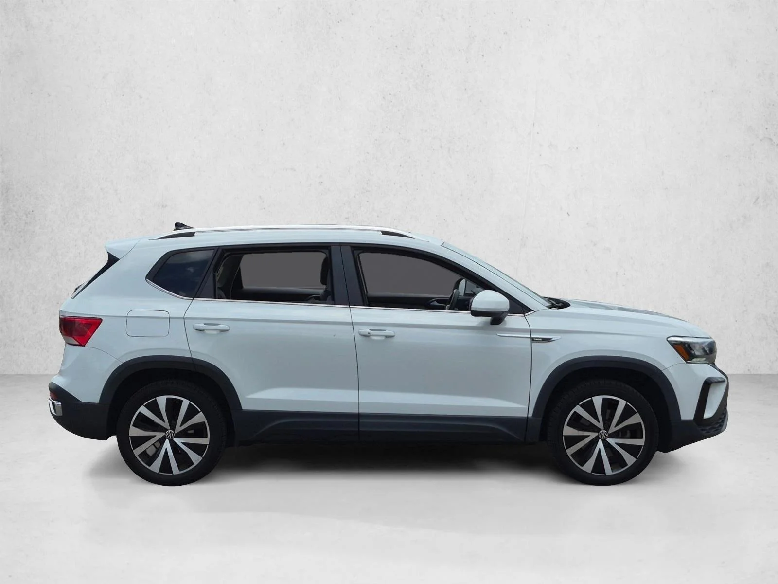 Used 2023 White Volkswagen SE image 4