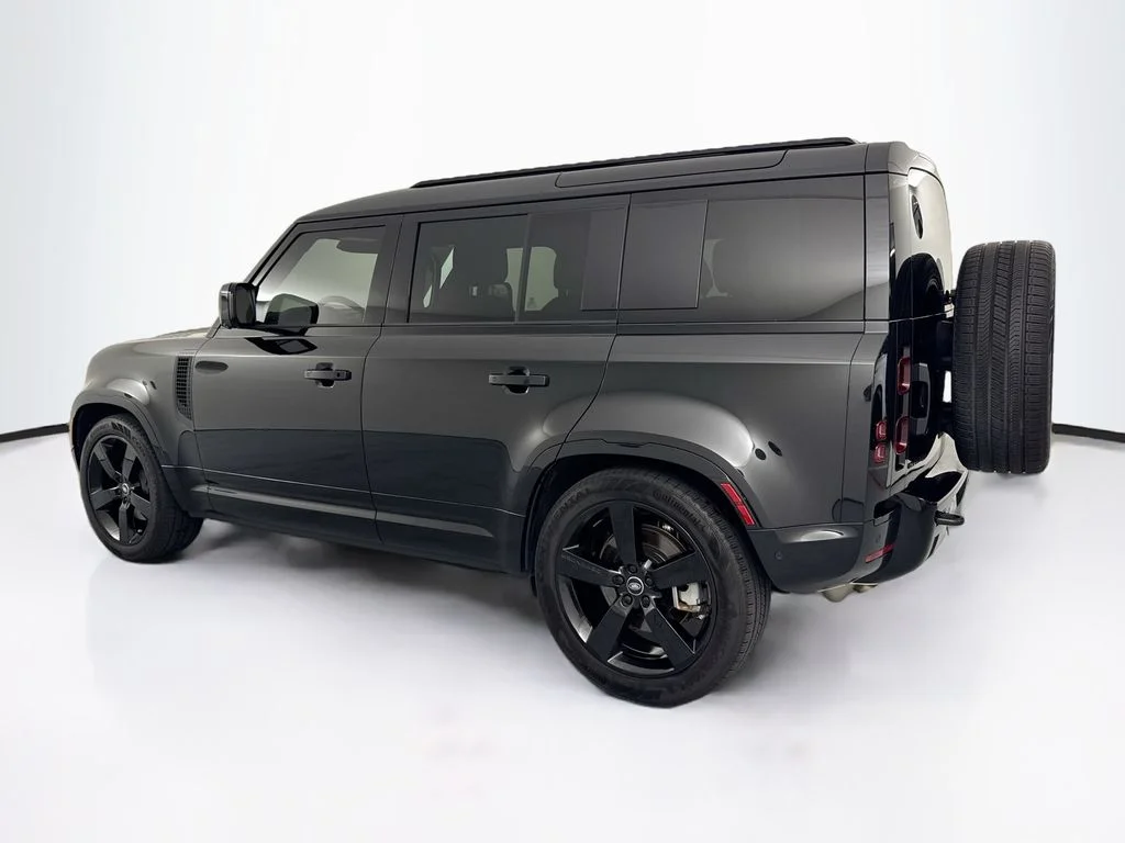 Used 2025 Black Land Rover X-Dynamic SE image 7