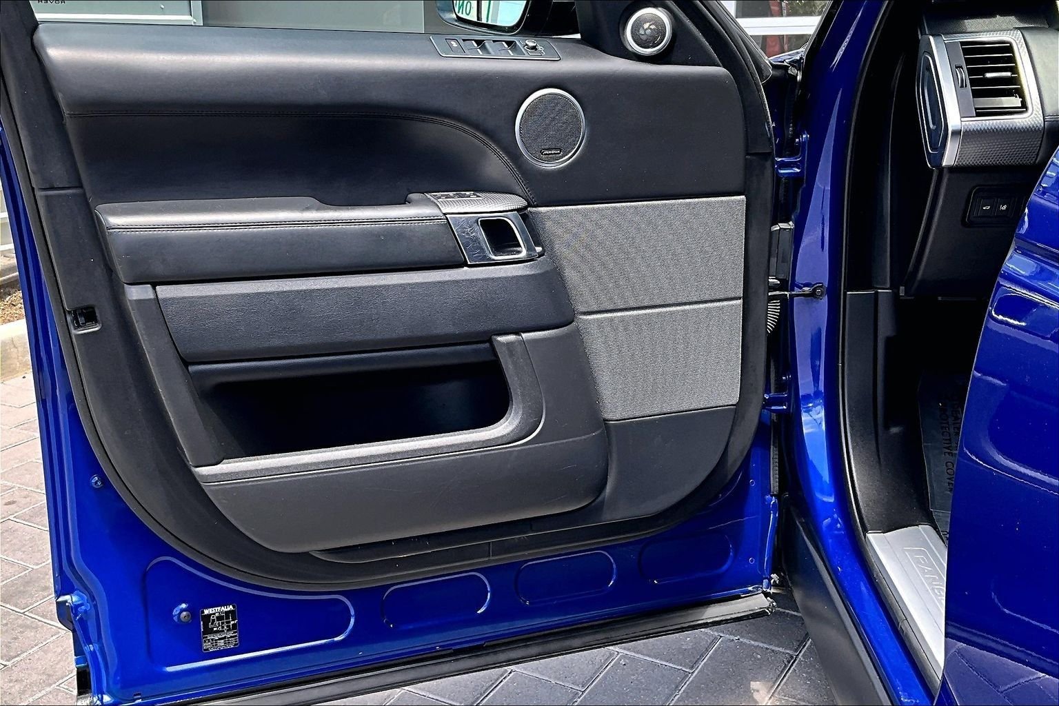 Used 2016 Blue Land Rover 5.0L V8 Supercharged SVR image 22