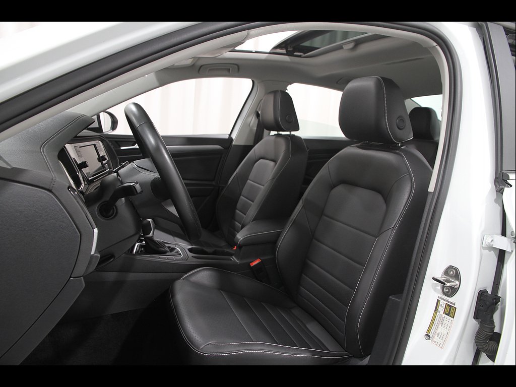 Used 2024 Opal White Pearl Volkswagen SE image 5