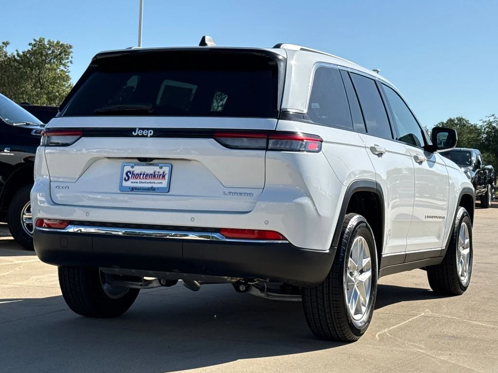 New 2026 Bright White Clear-Coat Exterior Paint Jeep Laredo X image 8