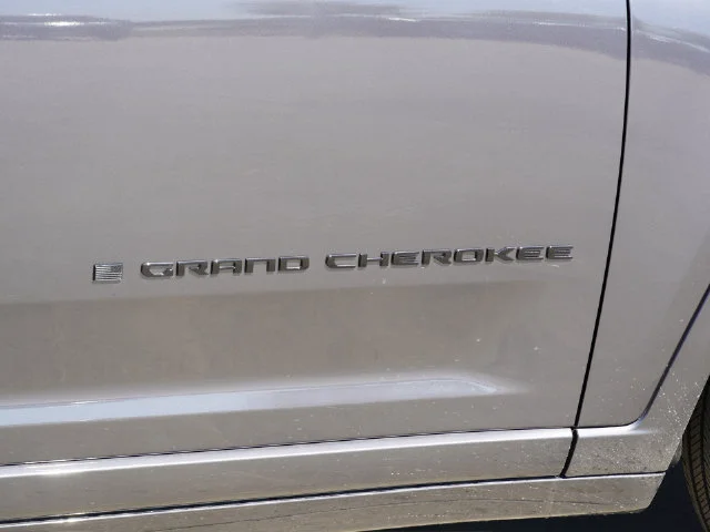 New 2026 Baltic Gray Metallic Clear-Coat Exterior Paint Jeep Summit image 20