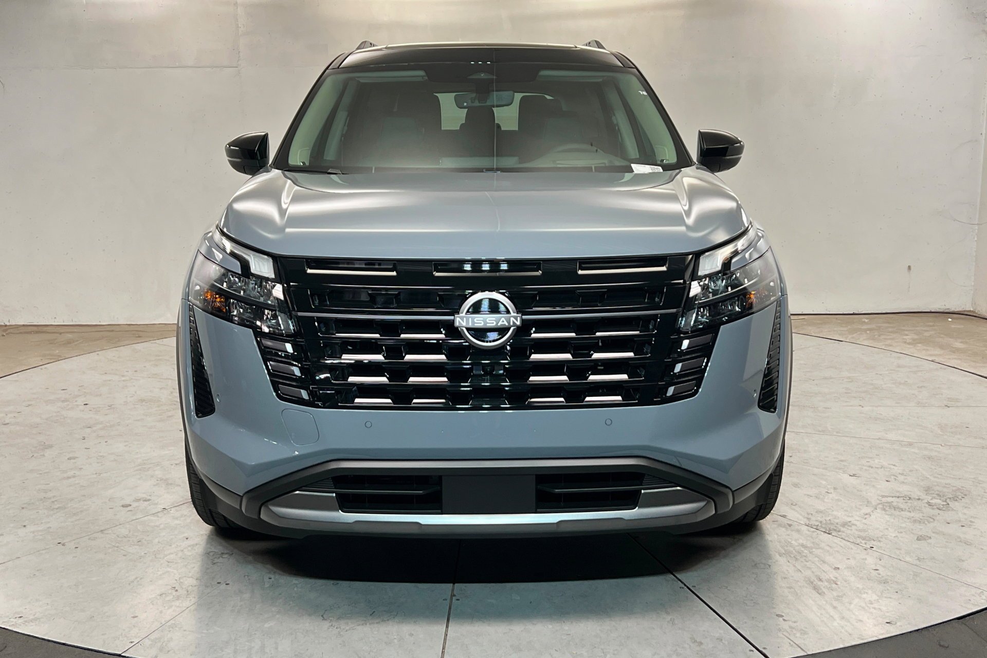 New 2026 Boulder Gray Pearl / Super Black Two-tone Nissan Platinum image 9
