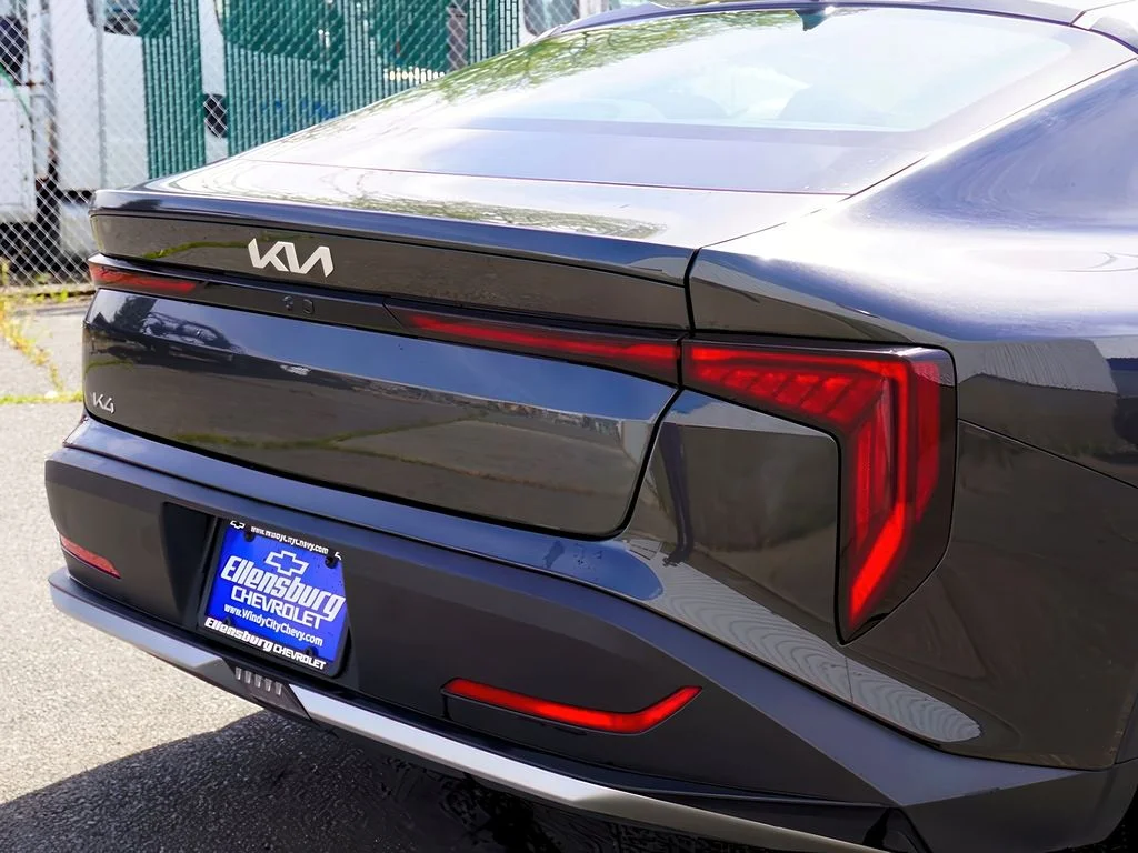 2025 Kia K4 LXS - Photo 13