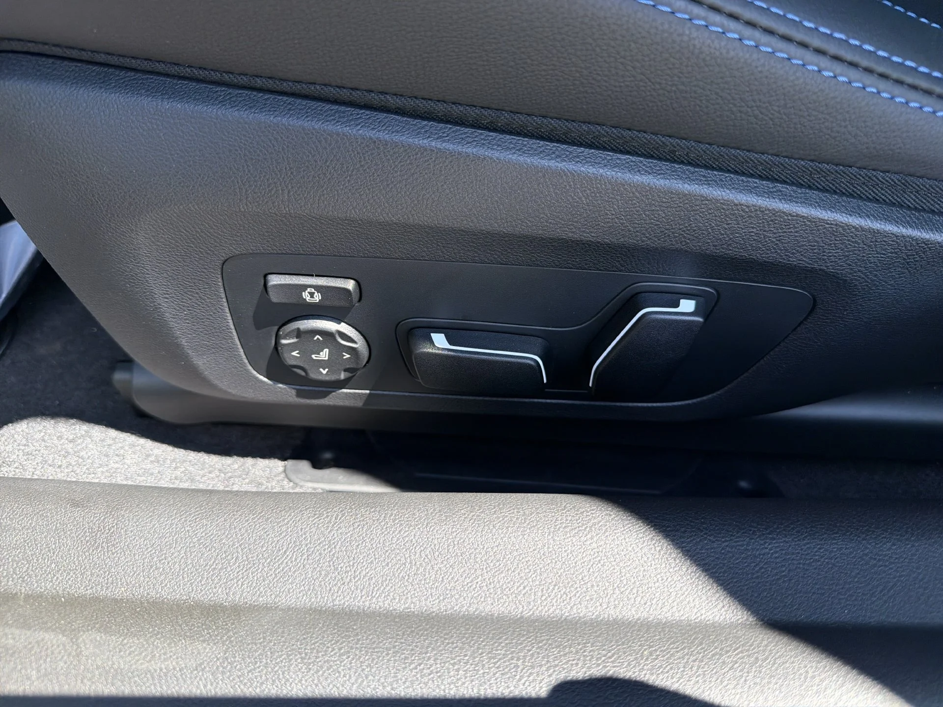 New 2027 Black Sapphire Metallic BMW Base image 17