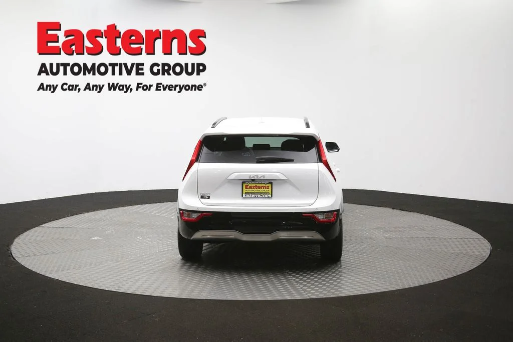 Used 2023 White Kia Wind image 36