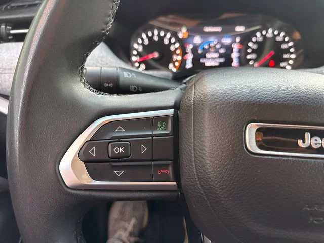 Used 2024 Silver Jeep Latitude image 23