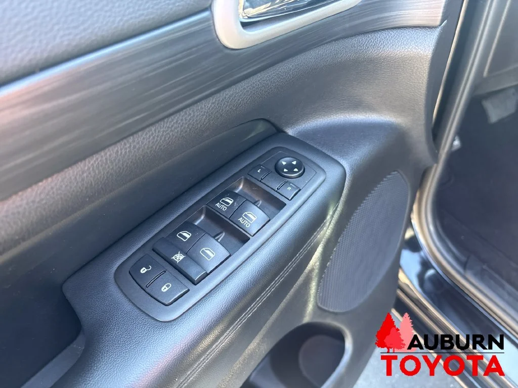 Used 2021 Diamond Black Crystal Pearlcoat Jeep Laredo X image 10