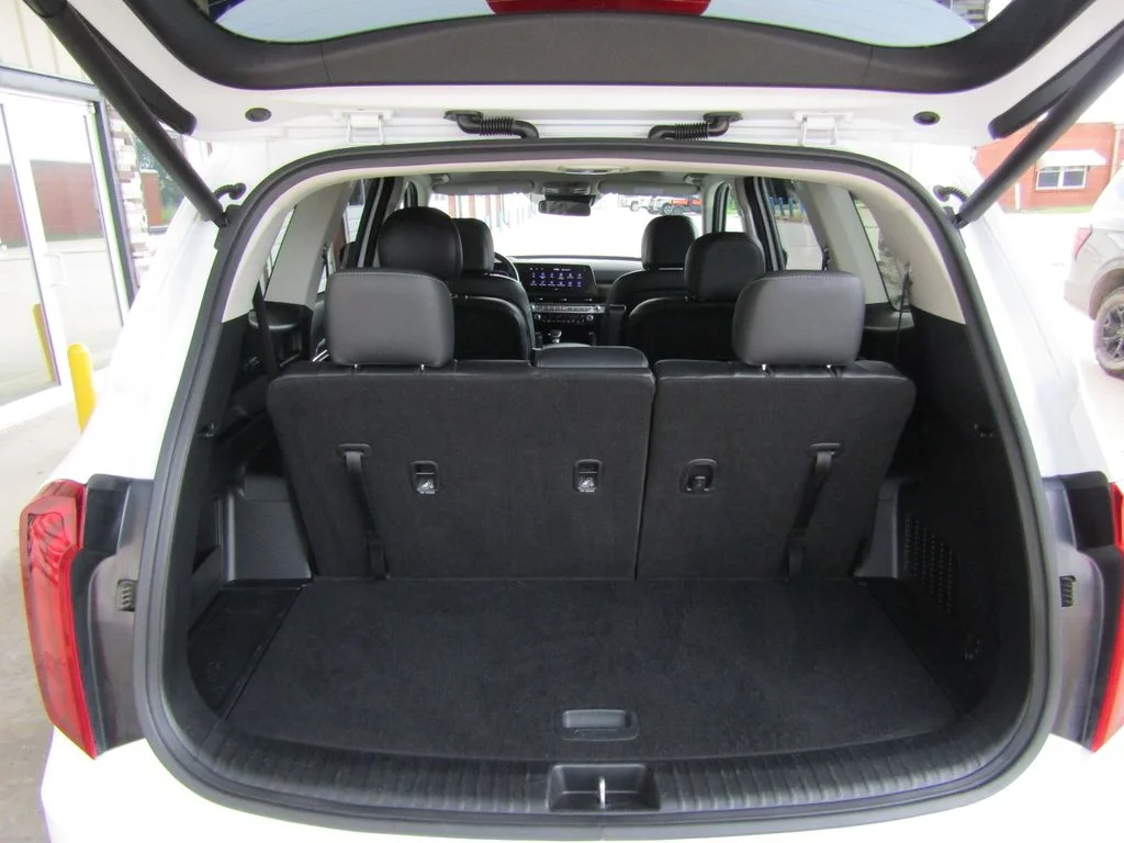 Used 2025 White Kia S image 33
