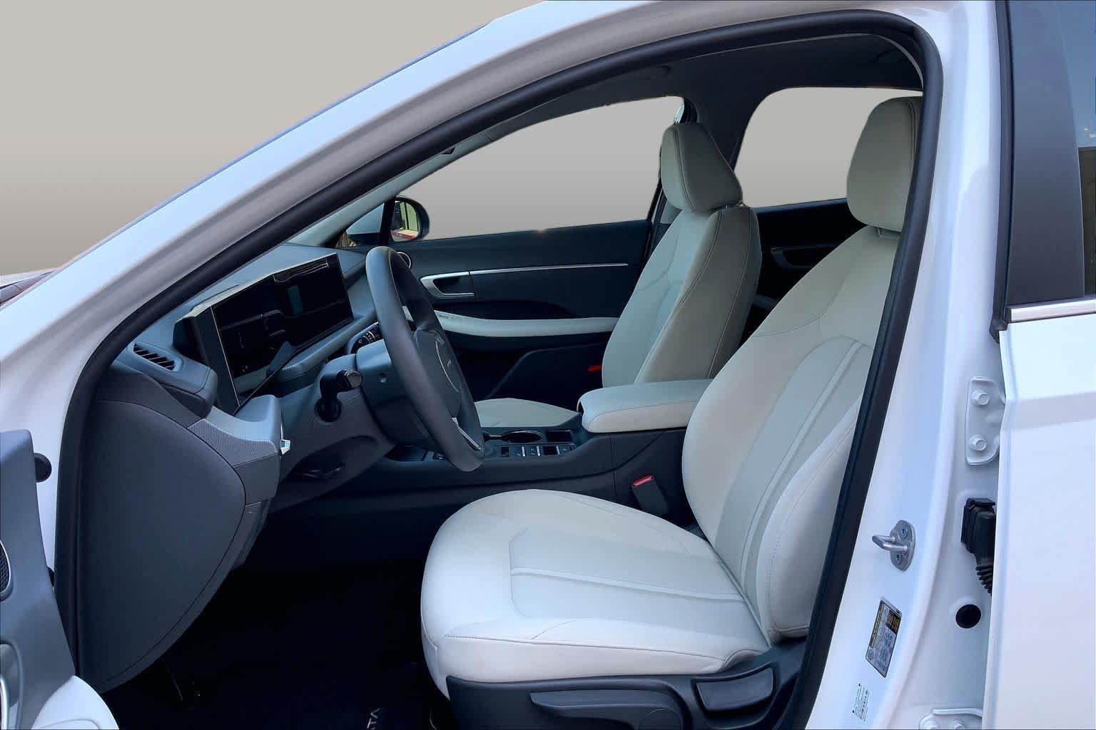 Used 2025 Serenity White Hyundai SE image 8