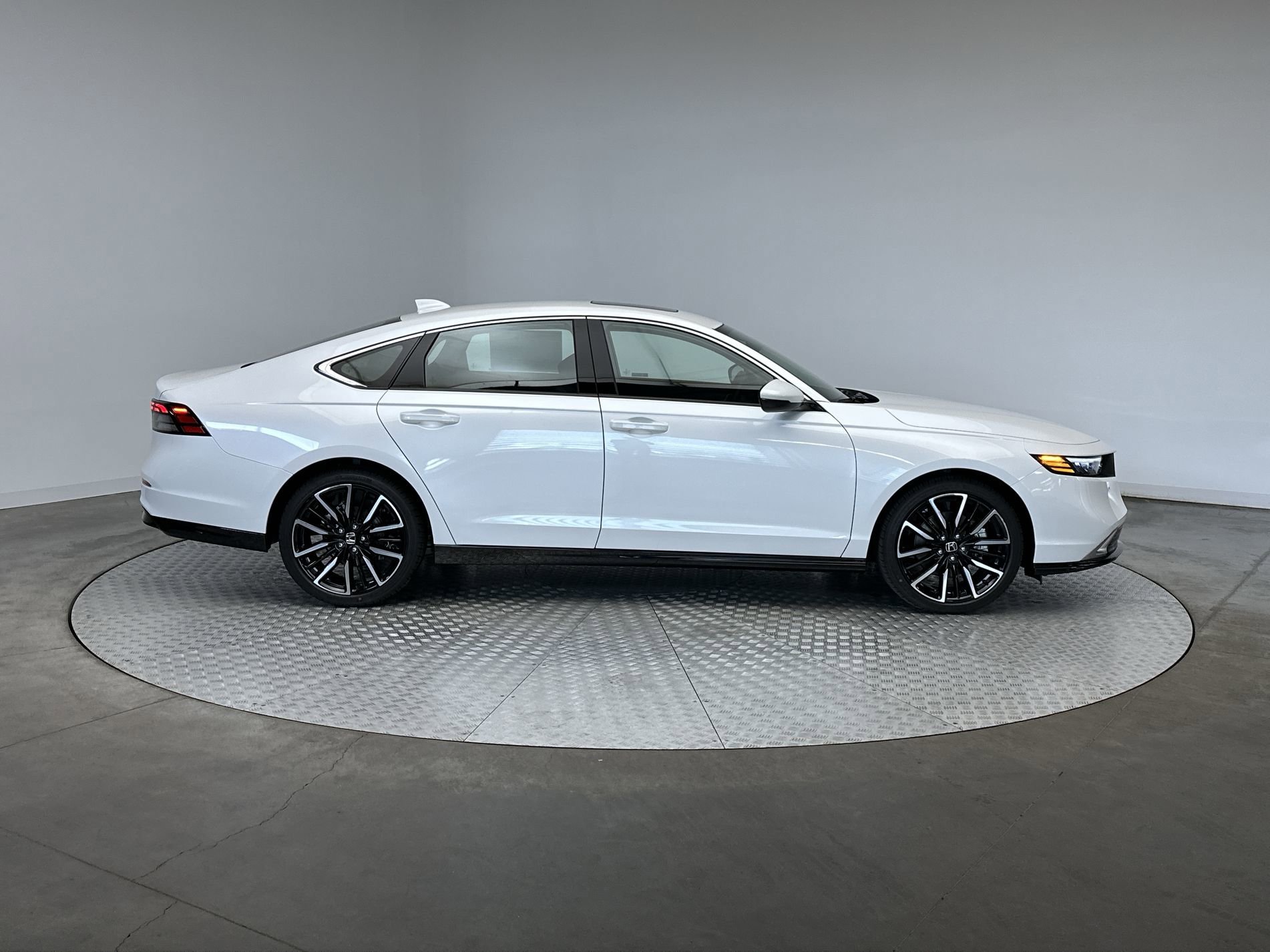 New 2026 Platinum White Pearl Honda Touring image 10