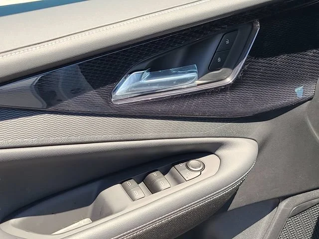 New 2025 Summit White Chevrolet LT image 19