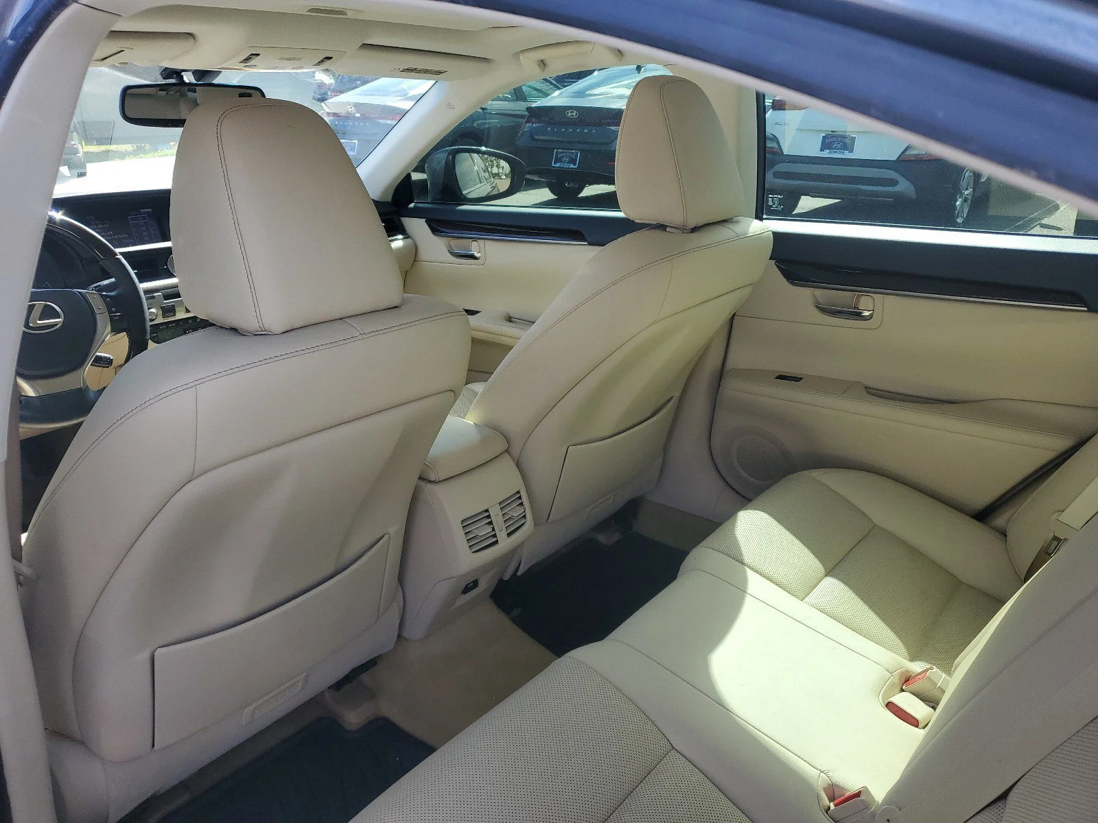 Used 2014  Lexus  image 27