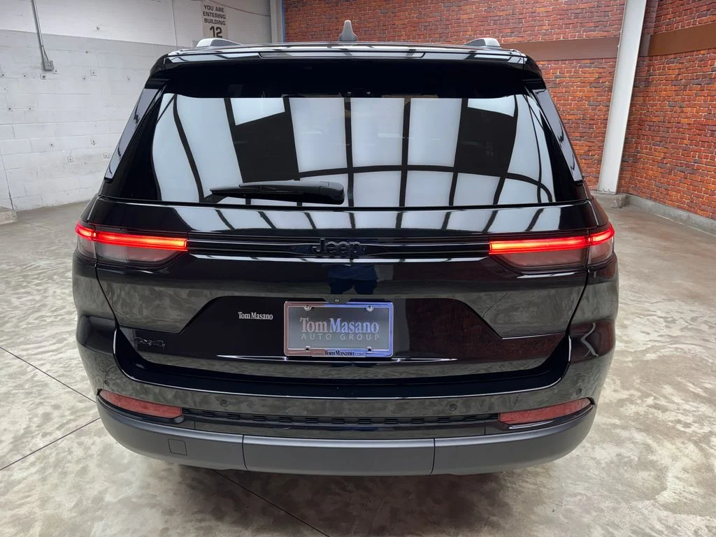Used 2023 Diamond Black Jeep Altitude X image 4
