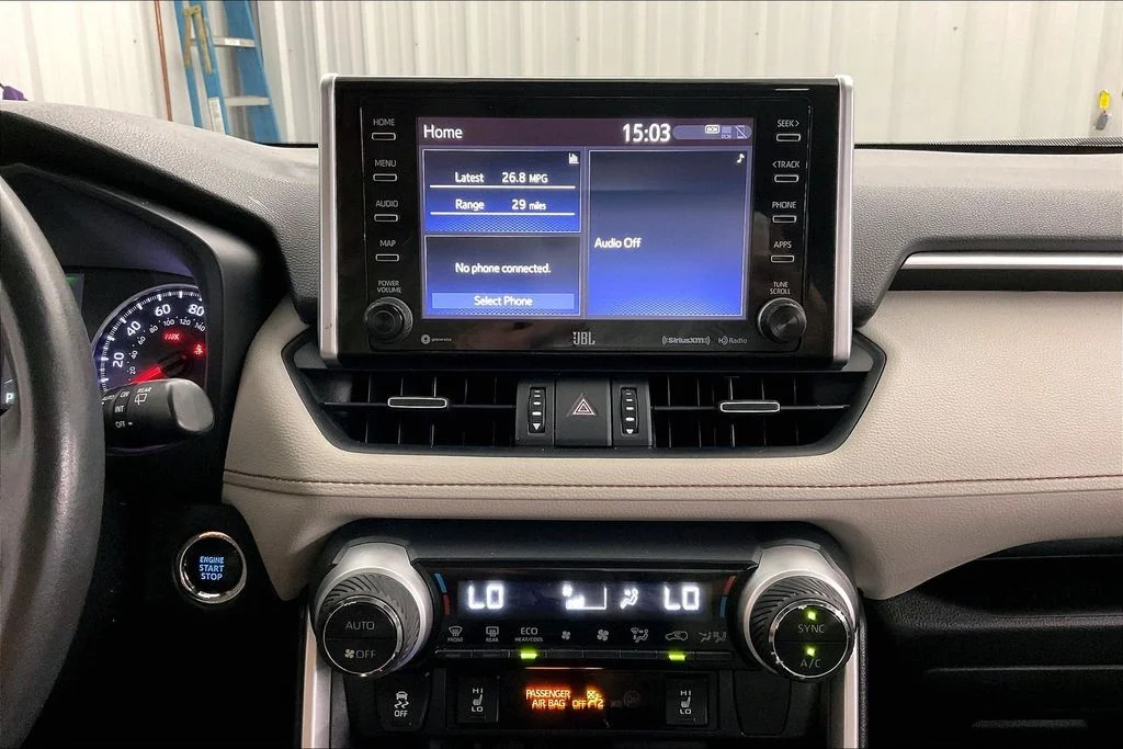 Used 2019 Silver Toyota XLE Premium image 35