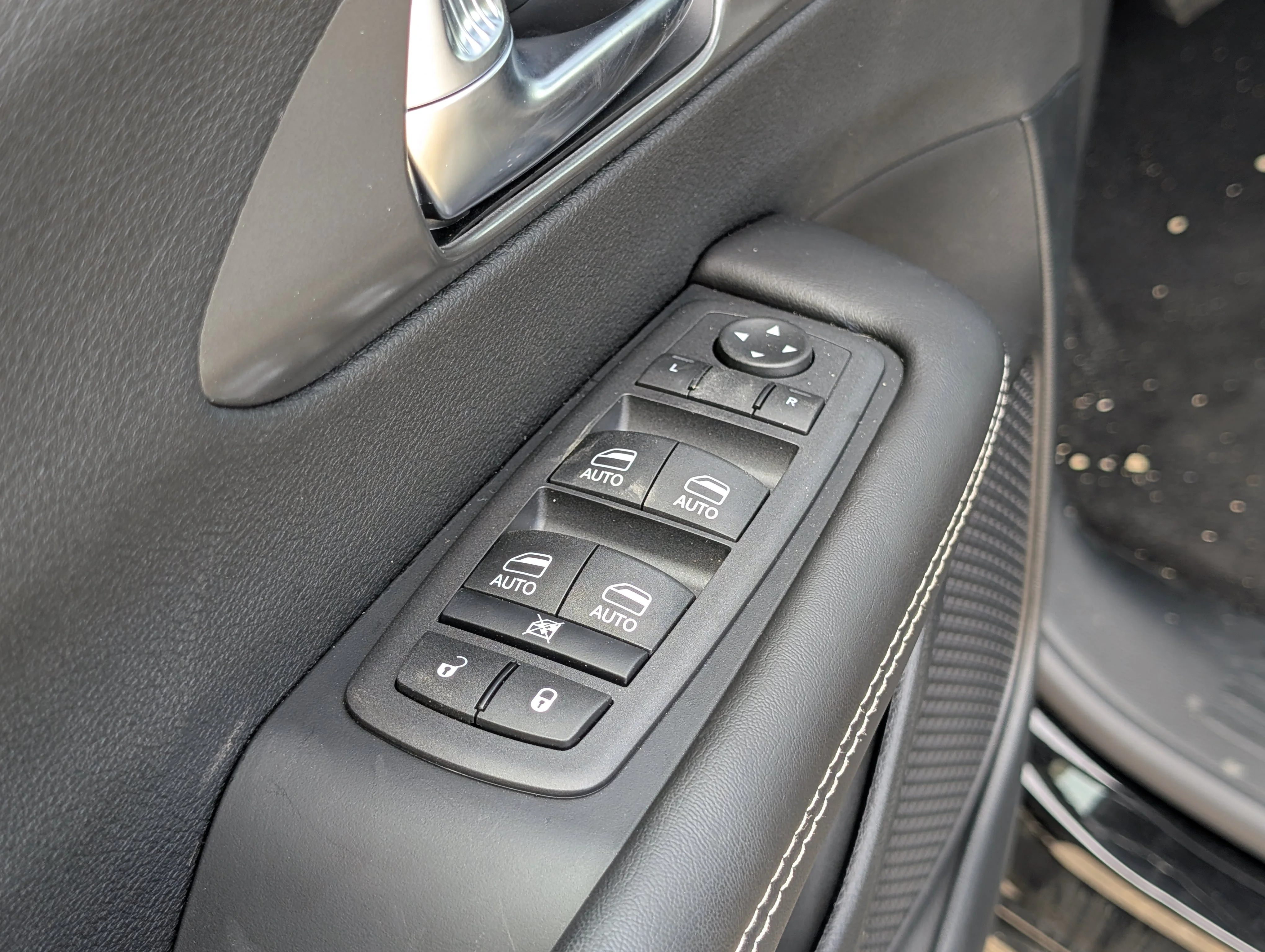 New 2026 Diamond Black Crystal Pearl Chrysler SXT image 15