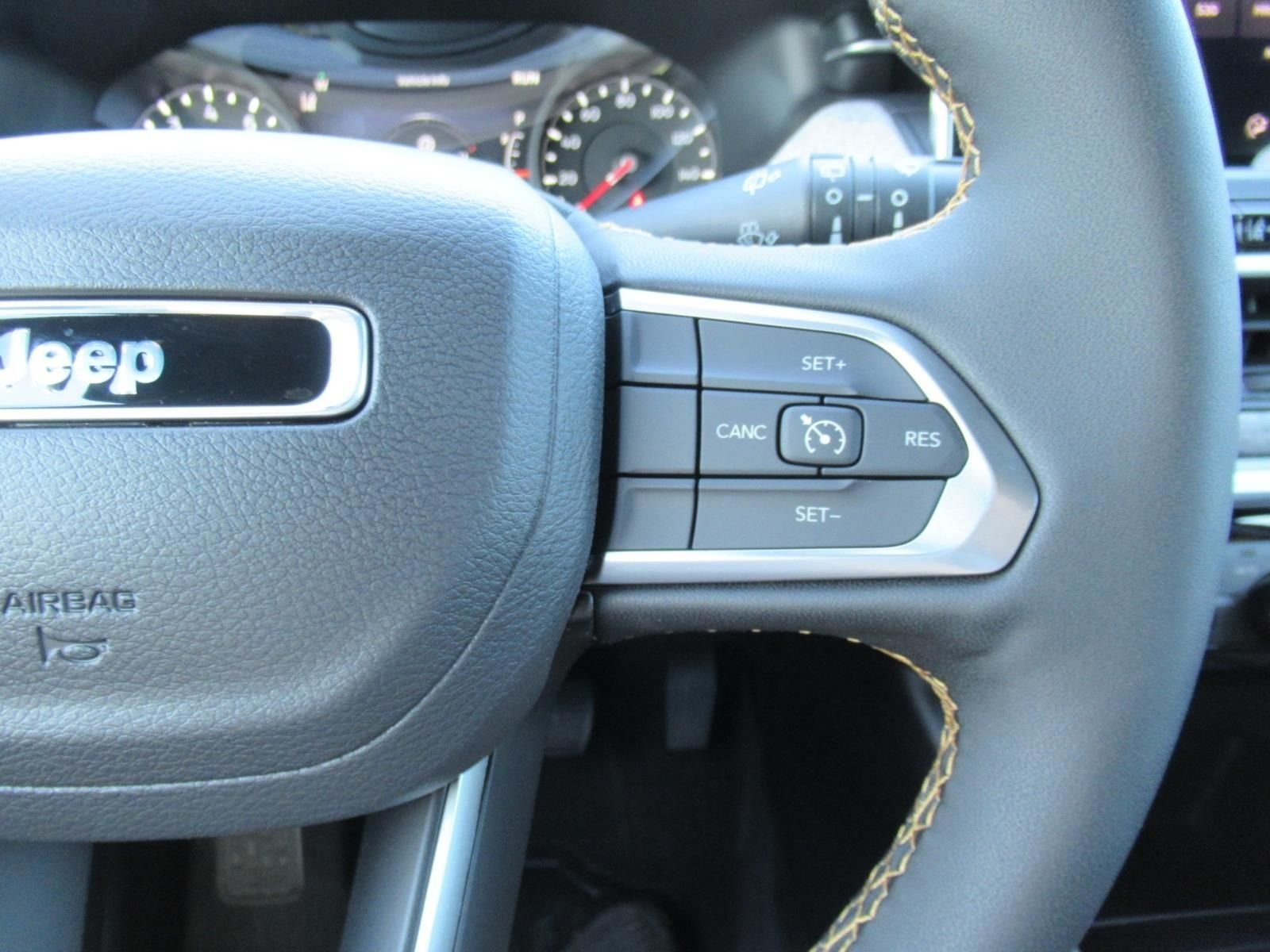 New 2026 Diamond Black Crystal Pearlcoat Jeep Latitude image 27
