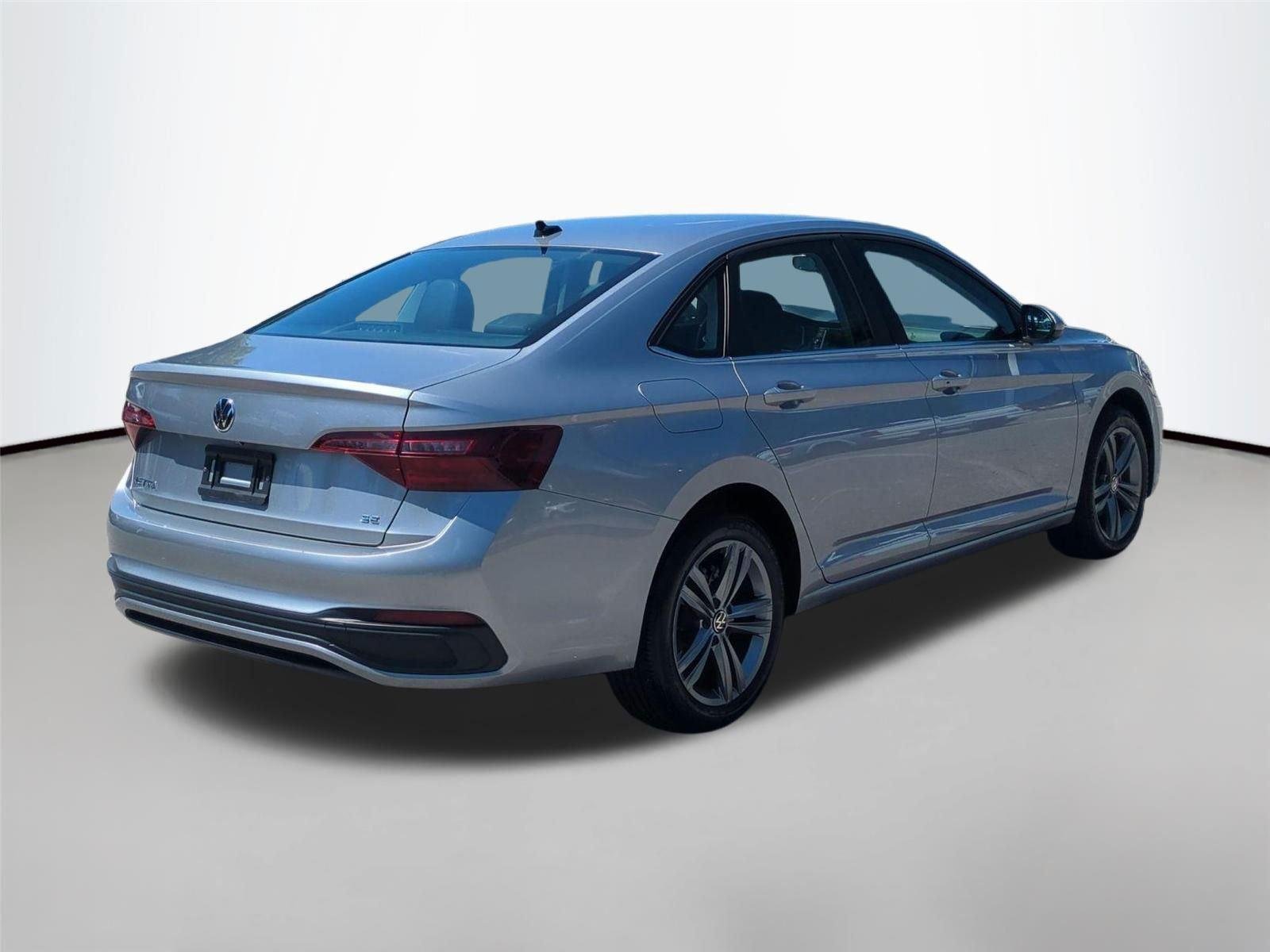 Used 2023  Volkswagen SE image 5