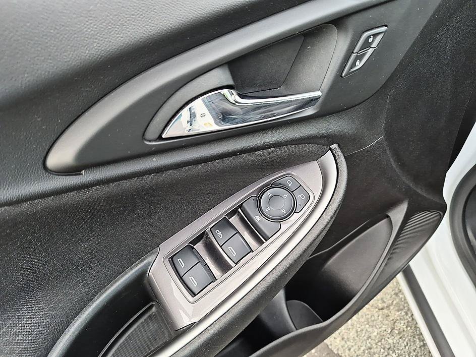 Used 2024 Summit White Chevrolet LT image 13