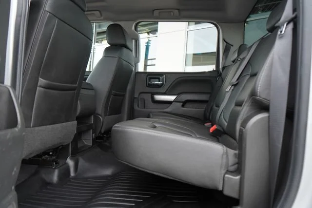 Used 2018 SILVER ICE METALLIC Chevrolet LT image 29