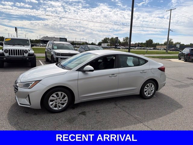 Used 2019 Silver Hyundai SE image 10