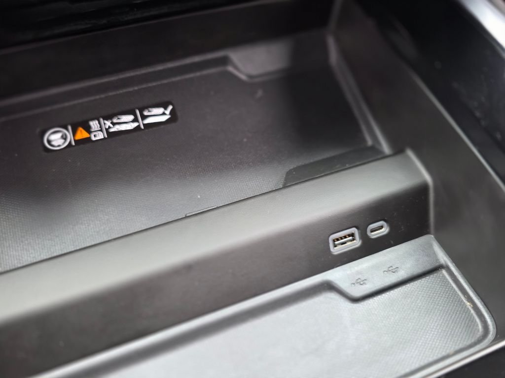 2025 Chevrolet Suburban Z71 - Photo 36