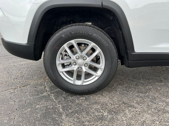 New 2026 Bright White Clear-Coat Exterior Paint Jeep Laredo X image 6