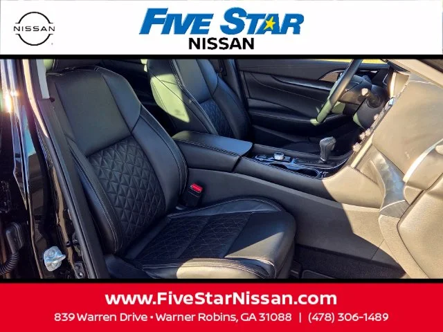 Used 2021 Black Nissan Platinum image 17