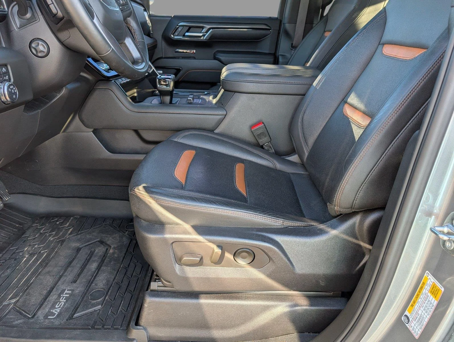 Used 2025 Sterling Metallic GMC AT4 image 15