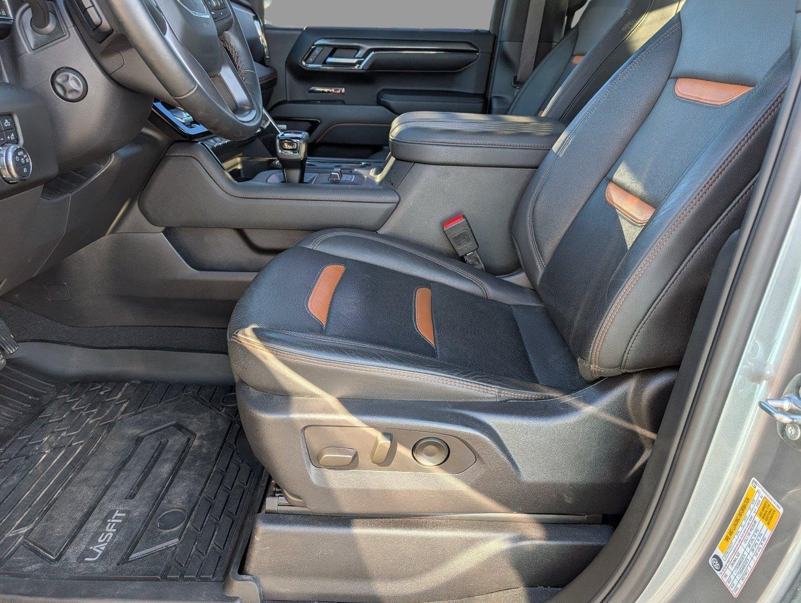 Used 2025 Sterling Metallic GMC AT4 image 15