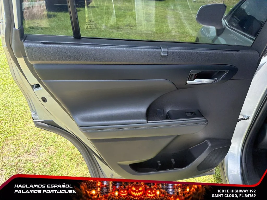 Used 2022 Silver Toyota XLE image 26