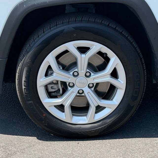 Used 2024 White Jeep Latitude image 12