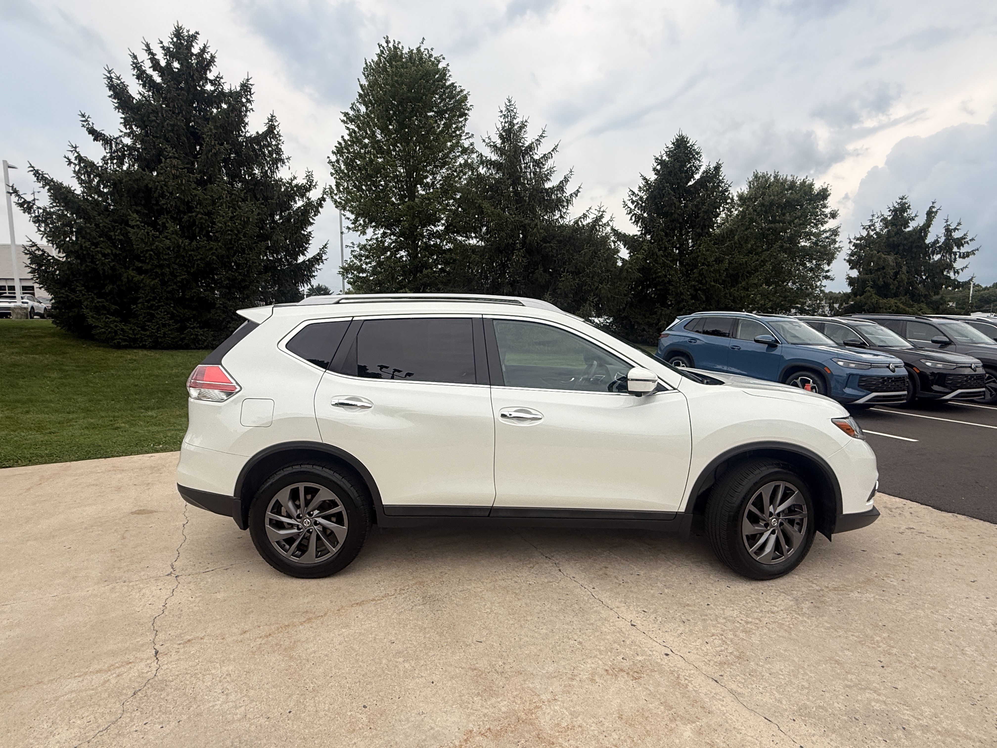 Used 2016 Pearl White Nissan SL image 18