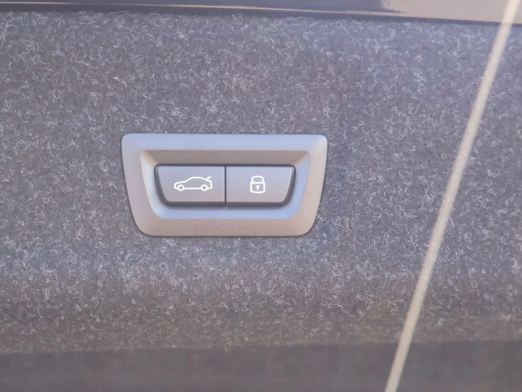 2025 BMW 3 Series 330i - Photo 28