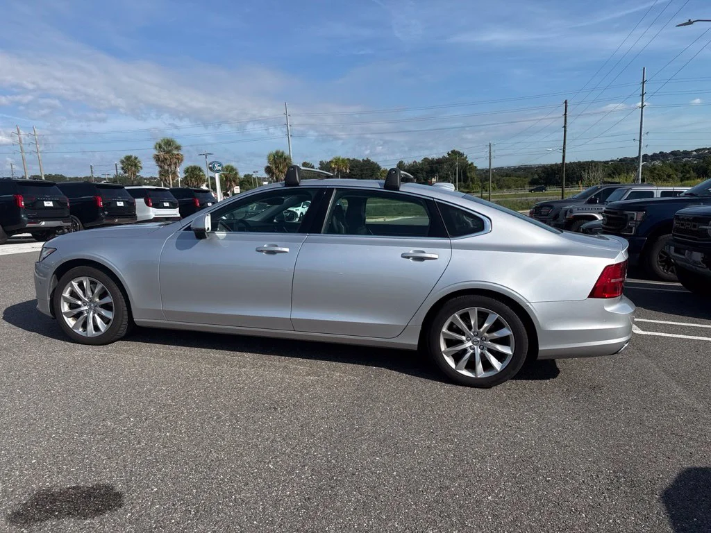 Used 2018 Bright Silver Metallic Volvo T6 Momentum image 4