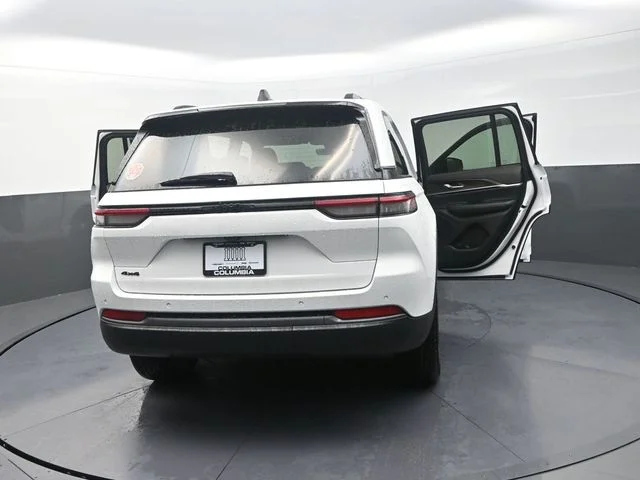 New 2026 Bright White Clear-Coat Exterior Paint Jeep Laredo Altitude image 36