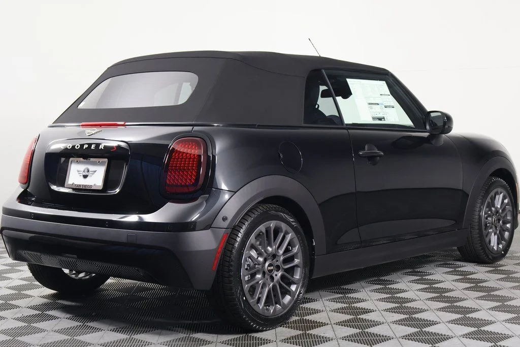 New 2026 Midnight Black MINI Signature Plus image 2