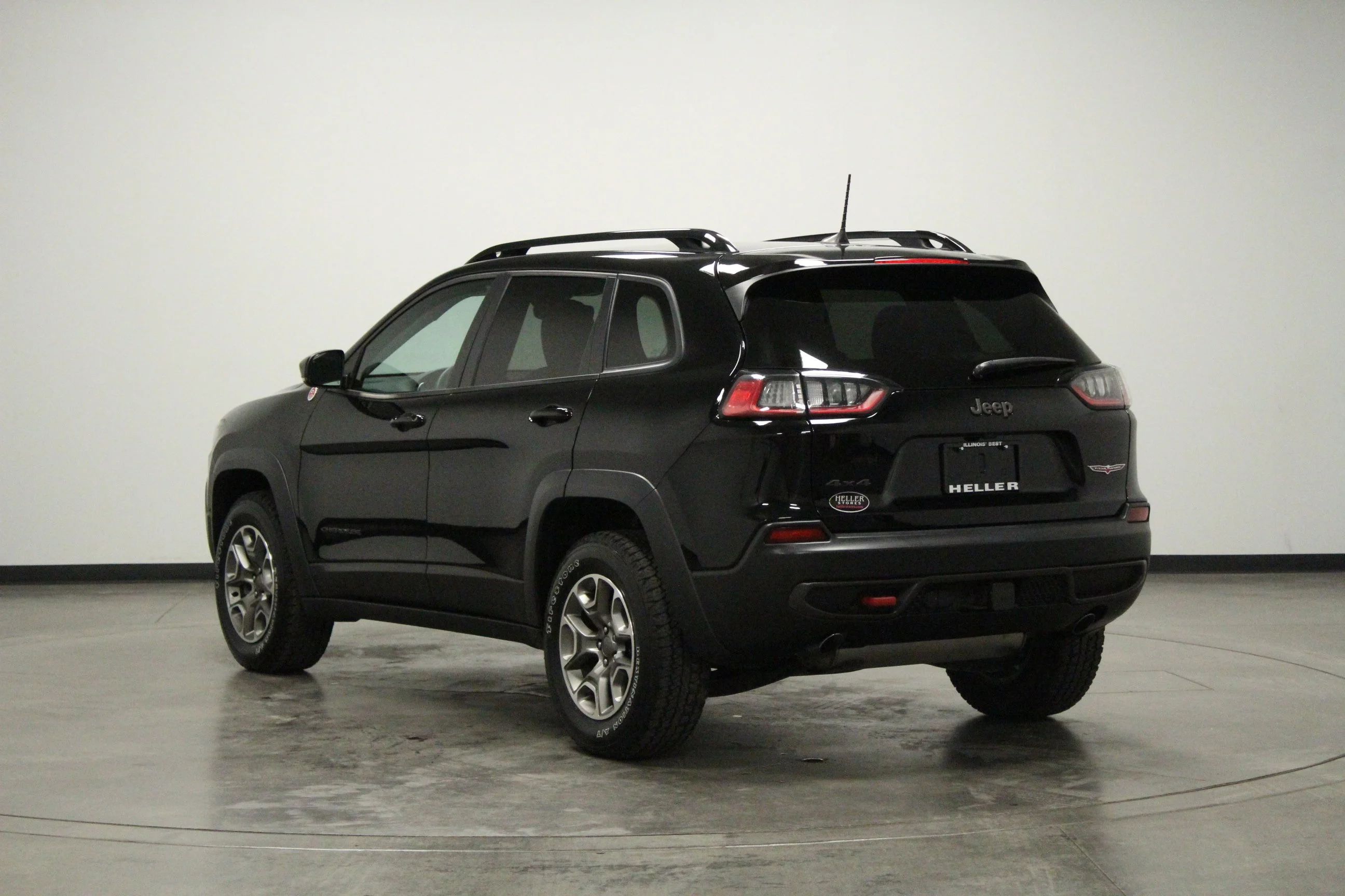 Used 2022 Diamond Black Crystal Pearlcoat Jeep Trailhawk image 6