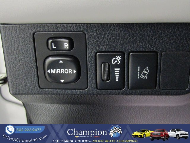 Used 2018 Silver Toyota XLE image 22