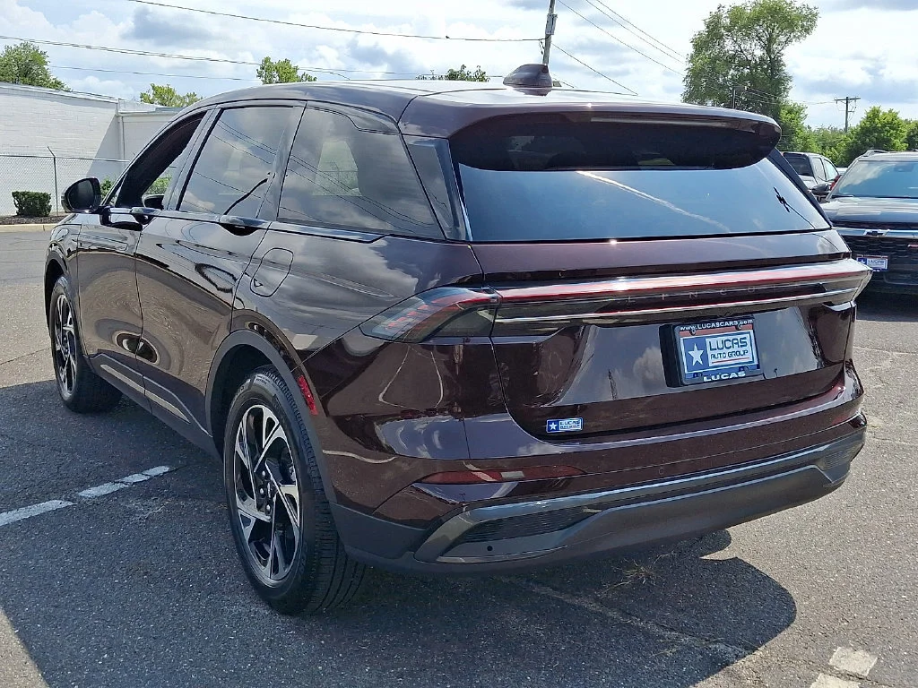 Used 2025 Red Lincoln Premiere image 9