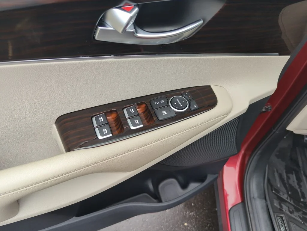 Used 2019 Red Kia LX image 19