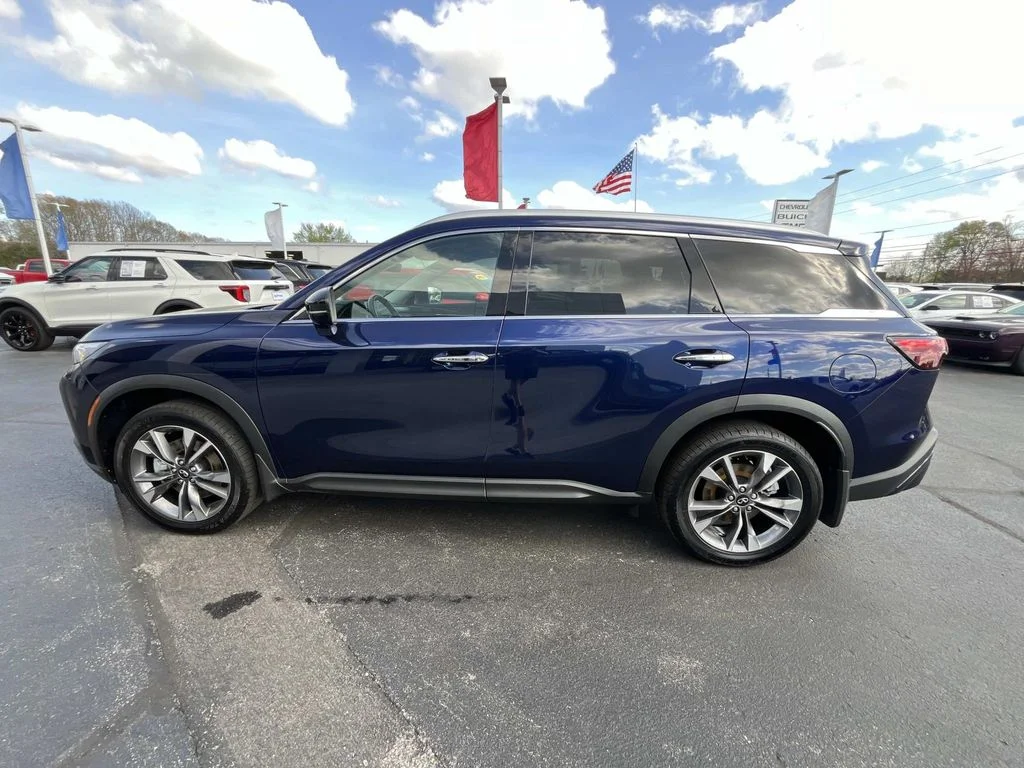 Used 2023 Grand Blue INFINITI LUXE image 4
