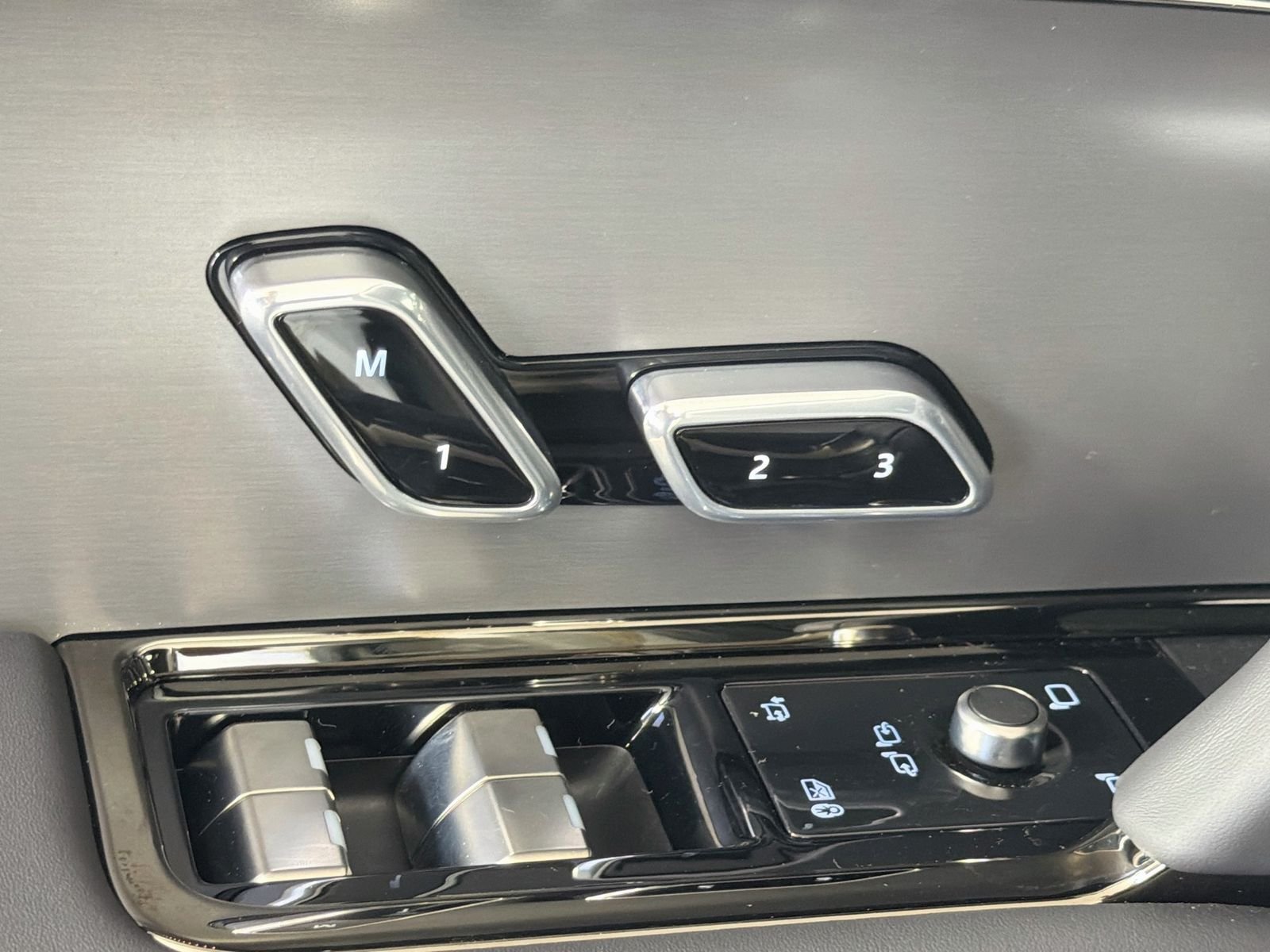 New 2026 Fuji White Land Rover Dynamic SE image 24