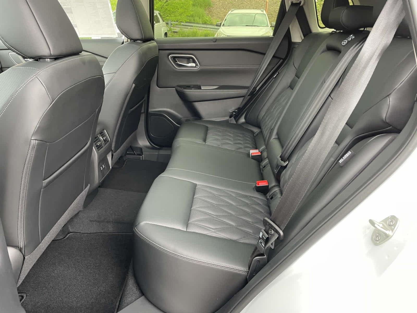 New 2026 Everest White Pearl/Super Black Nissan Platinum image 16