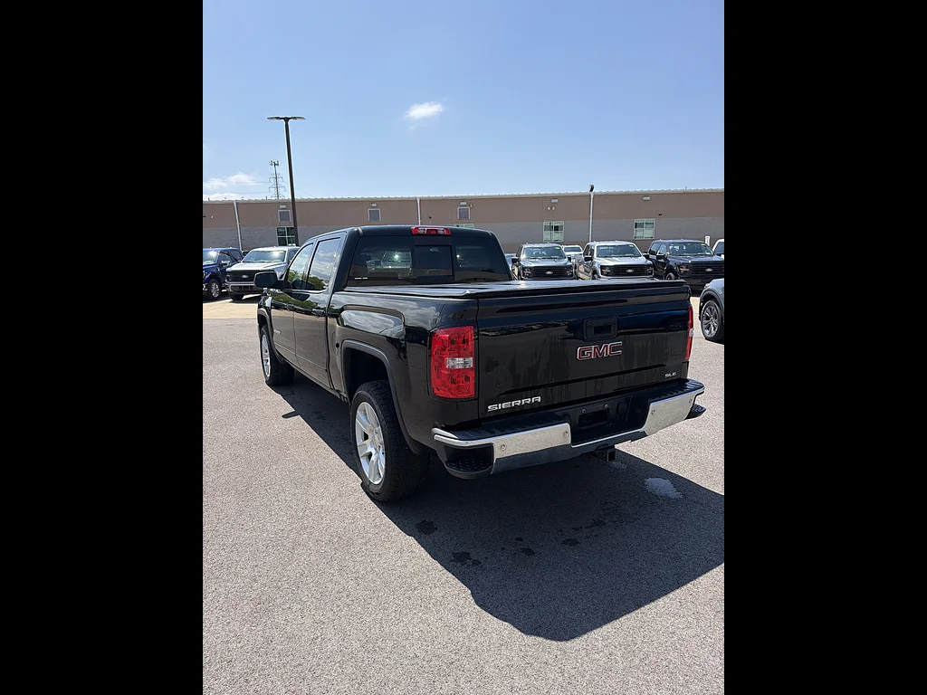 Used 2018 Onyx Black GMC SLE image 3
