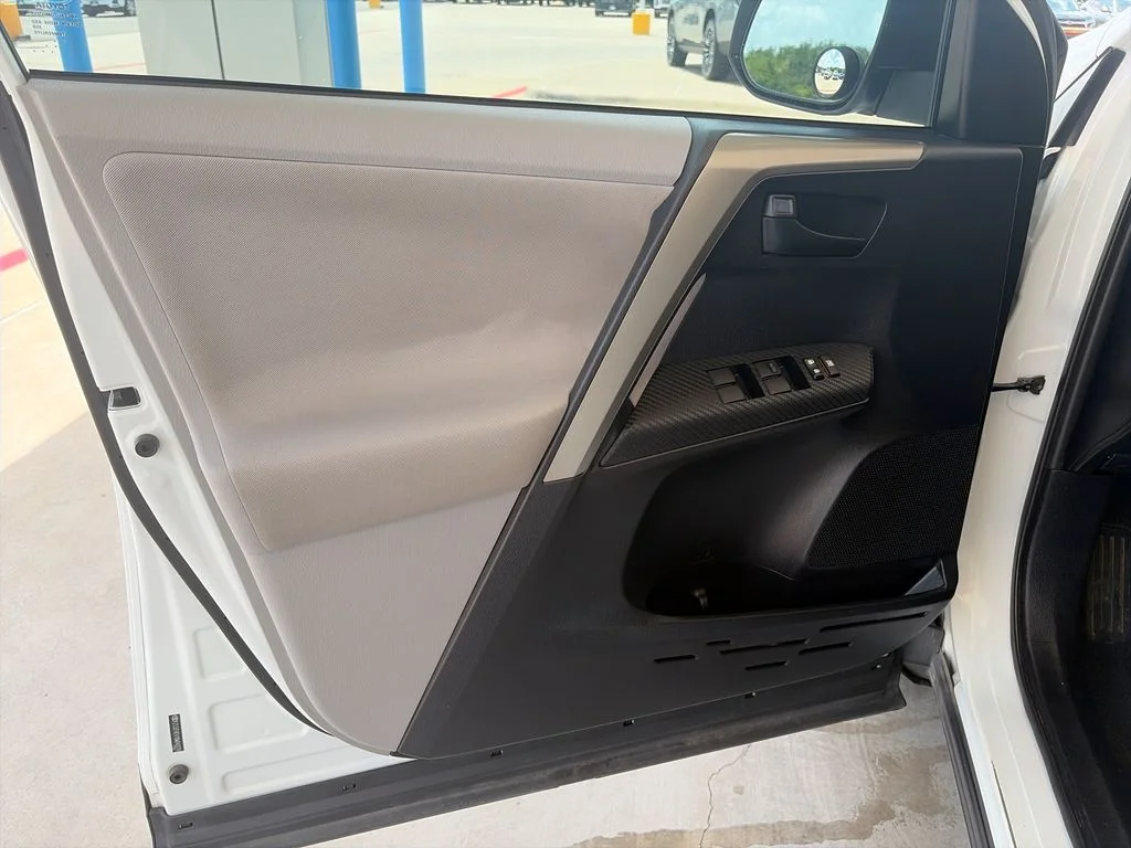 Used 2013 White Toyota LE image 23