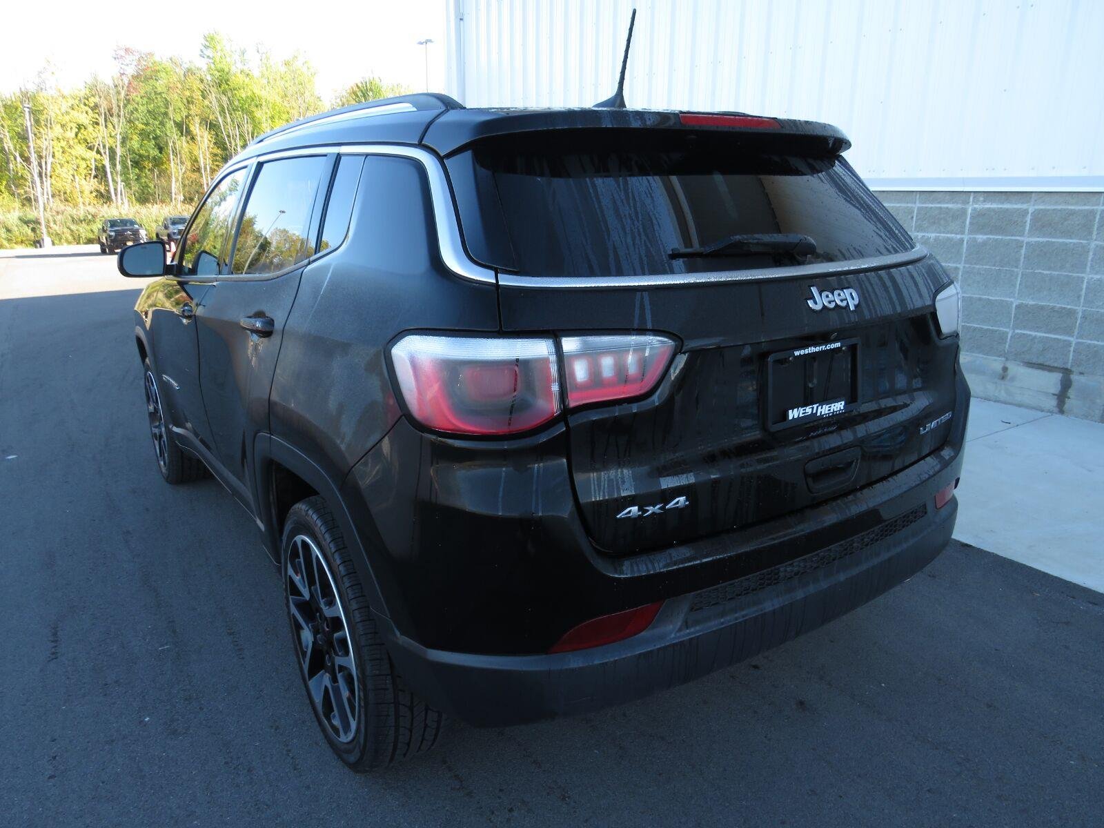 Used 2019 Diamond Black Crystal Pearlcoat Jeep Limited image 17